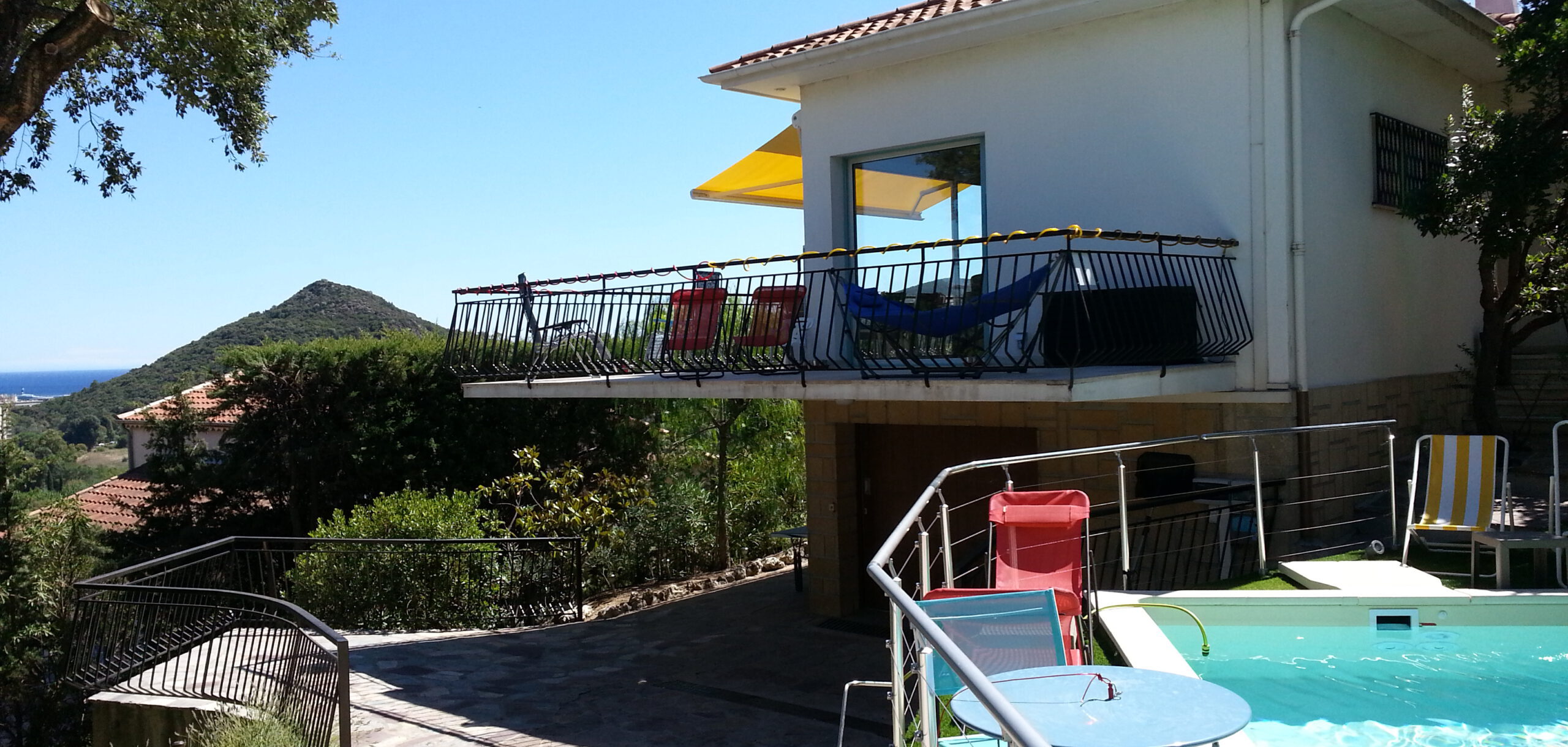 Minoury Location Saisonnière - Photo de la villa Minoury avec la piscine en premier plan et au loin, le mont San Peyre