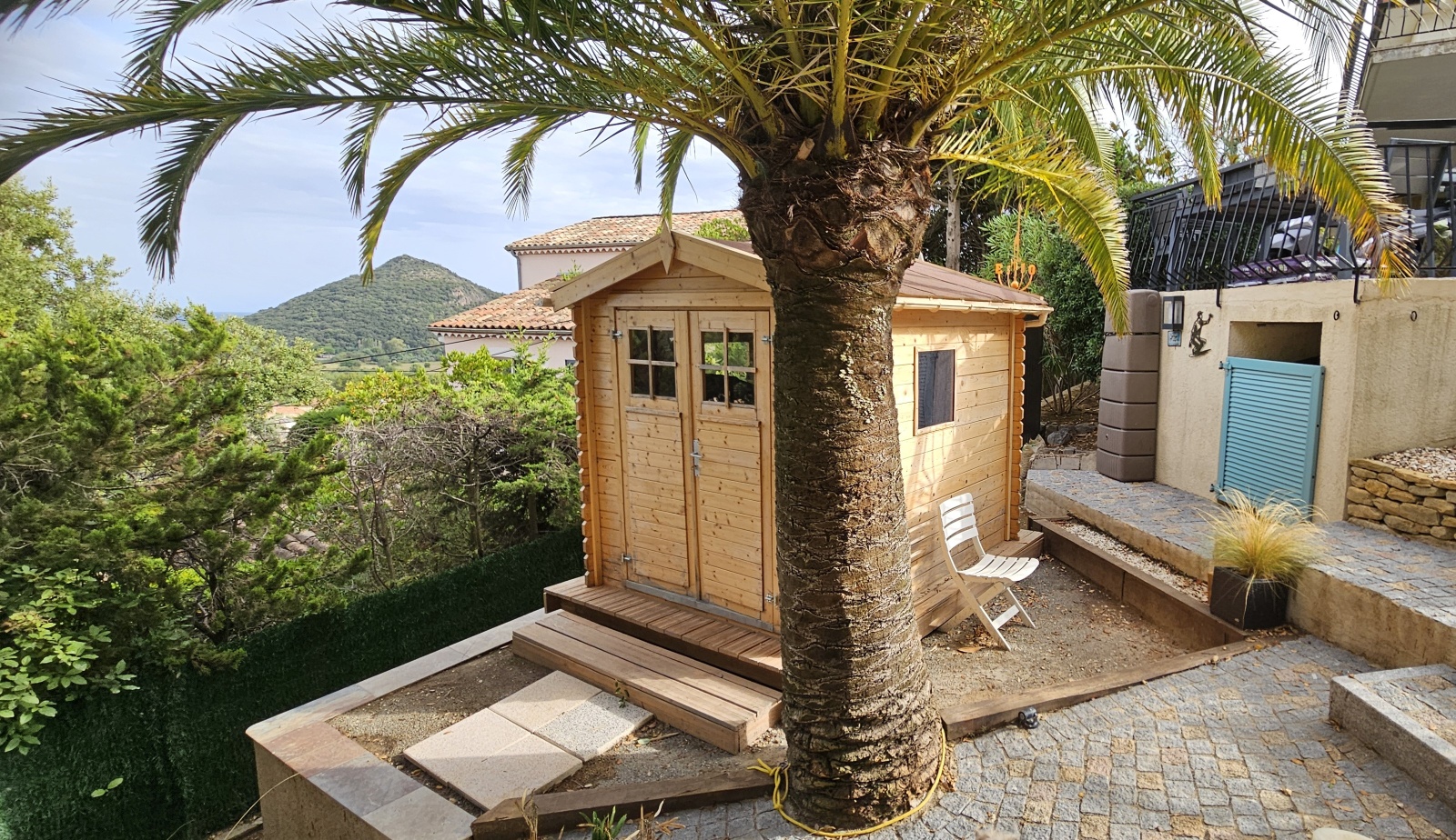 Cuisine ouverte de l'appartement en rez-de-jardin. Avec chaise bébé et tous les équipements nécessaires. Cuisine neuve.