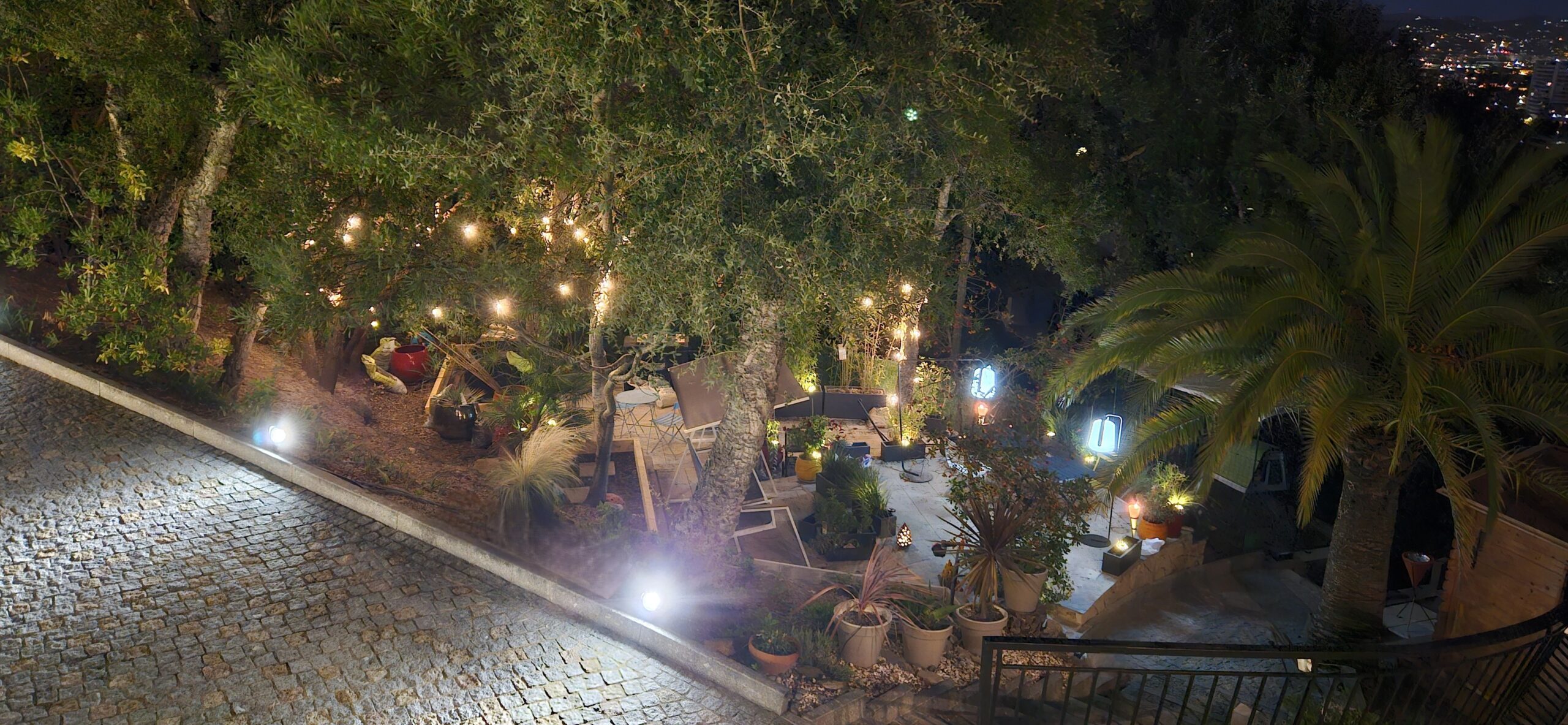 Jardin « les restanques » de nuit Vue de la terrasse/Balcon de la maison : Jardin en contrebas. Cette partie s'appelle "les restanques". De nuit, lumières d'ambiance. Plusieurs équipements d'extérieurs.