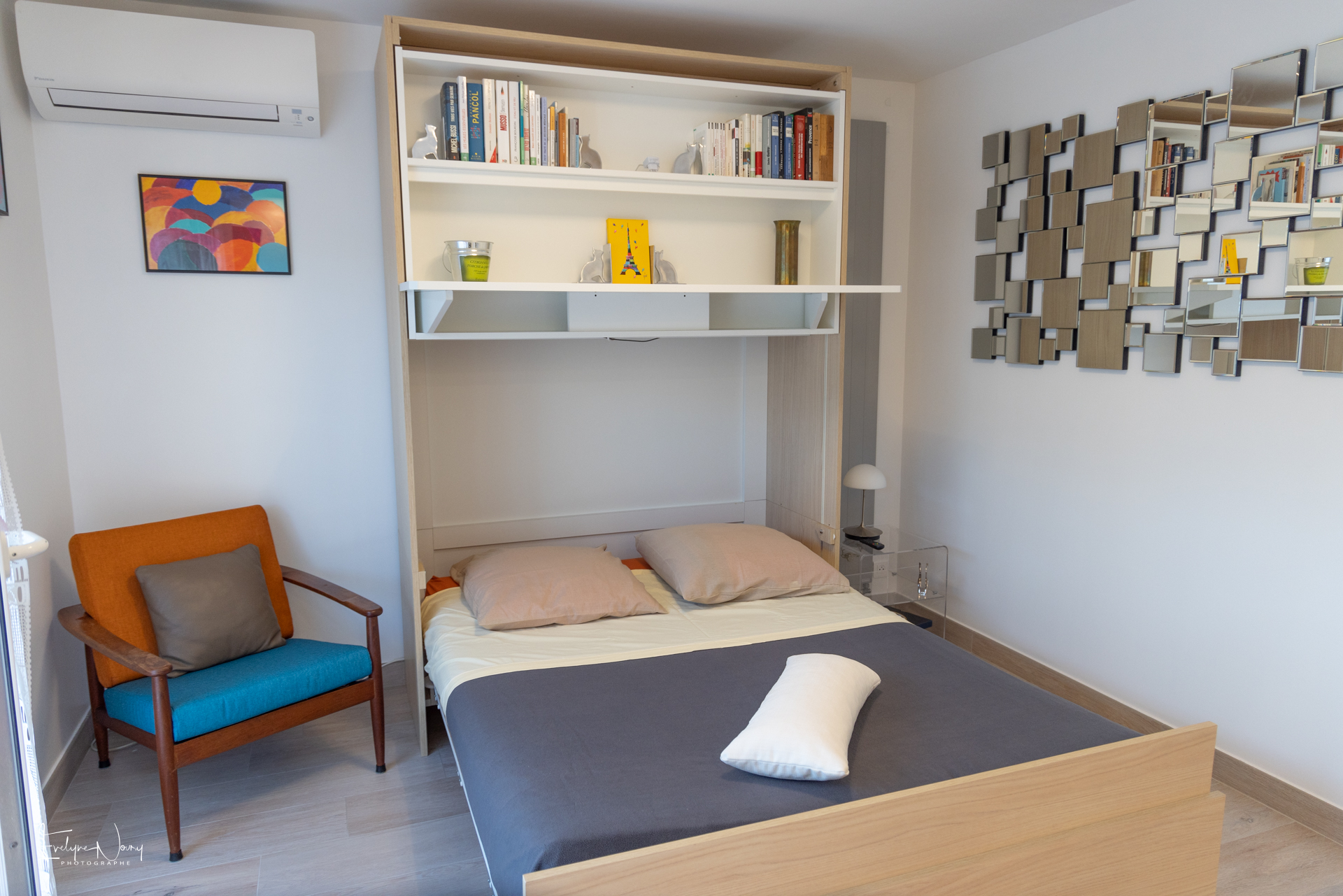 Cuisine ouverte de l'appartement en rez-de-jardin. Avec chaise bébé et tous les équipements nécessaires. Cuisine neuve.