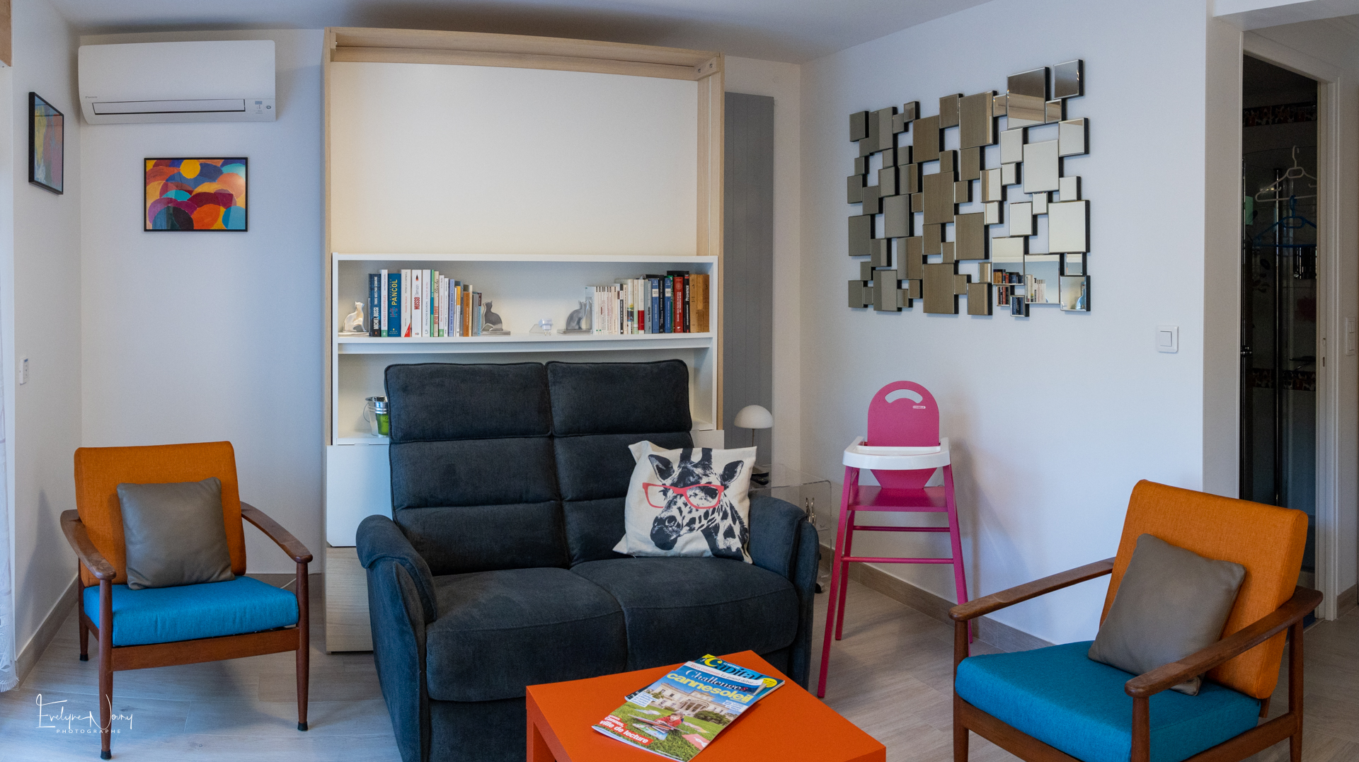 Photo du salon de l'appartement en rez-de-jardin de la villa. Accès au jardin directement.